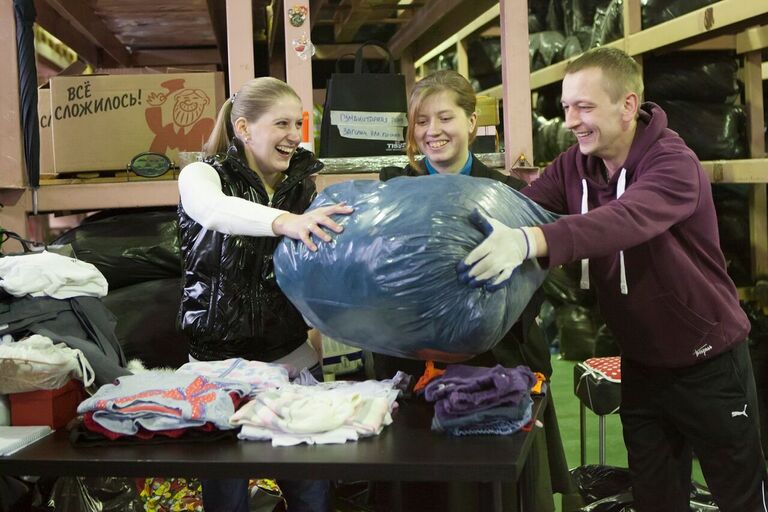 Сортировка вещей, сданных в благотворительные контейнеры Charity Shop Сортировка вещей, сданных в благотворительные контейнеры Charity Shop