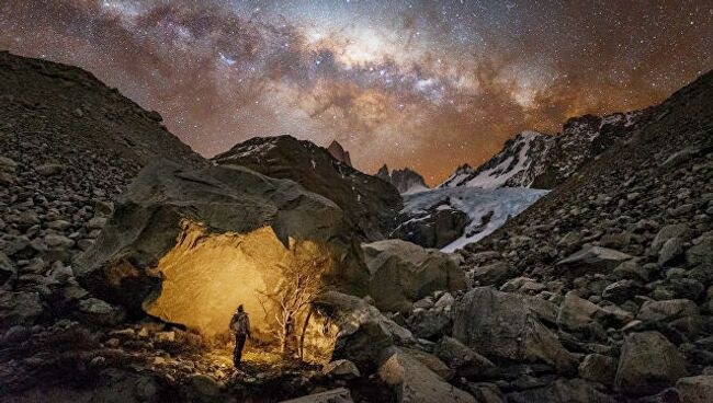 Снимок фотографа Юрия Звездного из России Wanderer in Patagonia, победивший в категории Люди и космос в фотоконкурсе Insight Astronomy Photographer of the Year 2017