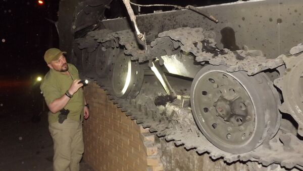 Миниистр внутренних дел Игорь Корнет осматривает памятник погибшим десантникам после взрыва в Луганске