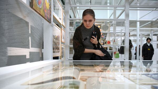 Посетительница на выставке в Музее Москвы. Архивное фото