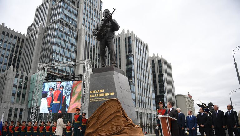 Церемония открытия памятника оружейнику Михаилу Калашникову в Москве. 19 сентября 2017