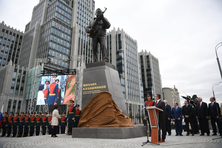 Церемония открытия памятника оружейнику Михаилу Калашникову в Москве. 19 сентября 2017