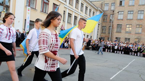 Ученики на торжественной линейке, посвященной Дню знаний, в Киеве