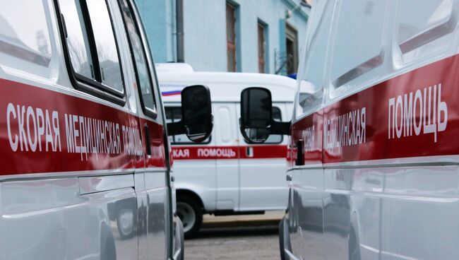 Машины скорой помощи около больницы. Архивное фото