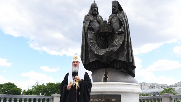 Освящение памятника Воссоединение у храма Христа Спасителя в Москве