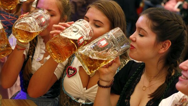 Гости пьют пиво на открытии фестиваля Октоберфест в Мюнхене