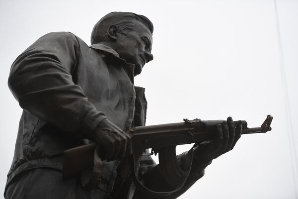 Памятник оружейнику Михаилу Калашникову на пересечении Садово-Каретной и Долгоруковской улиц в Москве