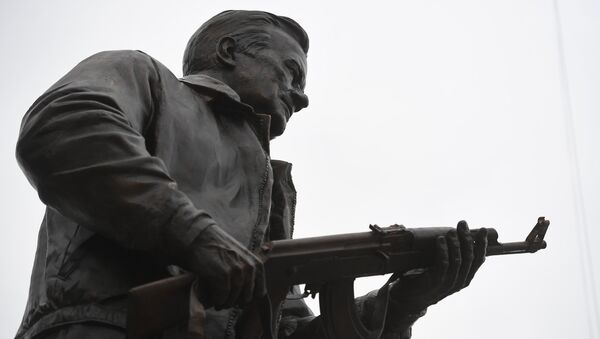 Памятник оружейнику Михаилу Калашникову на пересечении Садово-Каретной и Долгоруковской улиц в Москве