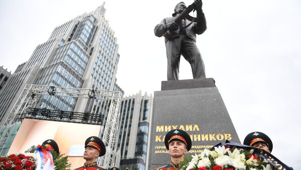 Церемония открытия памятника оружейнику Михаилу Калашникову в Москве