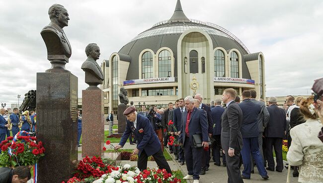 Возложение цветов на Аллее славы знаменитых оружейников перед зданием музея оружия