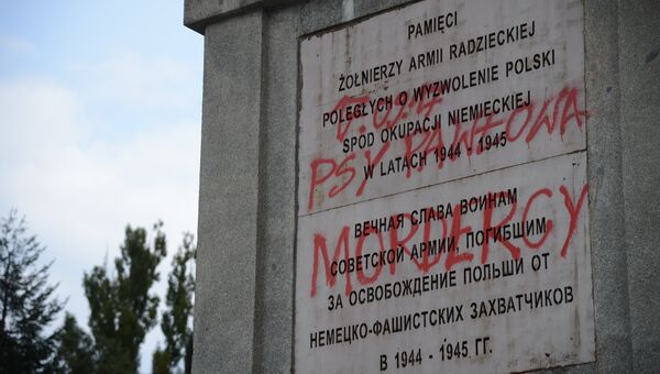 Стела на кладбище-мавзолее советских воинов в Варшаве, оскверненная неизвестными вандалами. 19 сентября 2017