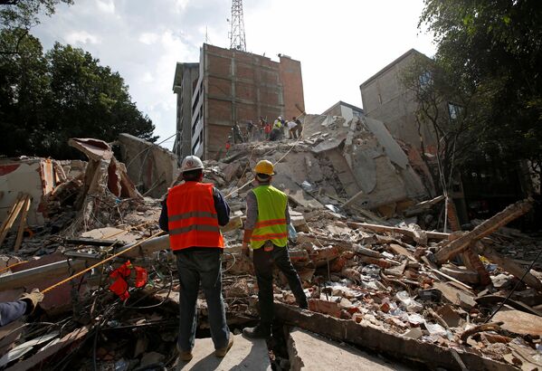 Спасатели ищут выживших после землетрясения в Мехико. 19 сентября 2017