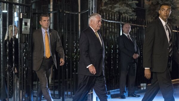 Госсекретарь США Рекс Тиллерсон покидает российское постпредство после встречи с министром иостранных дел России Сергеем Лавровым. 17 сентября 2017
