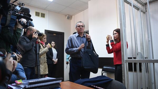 Экс-министр экономического развития Алексей Улюкаев (в центре) перед началом заседания Замоскворецкого суда, где проходят очередные слушания по его делу. Архивное фото