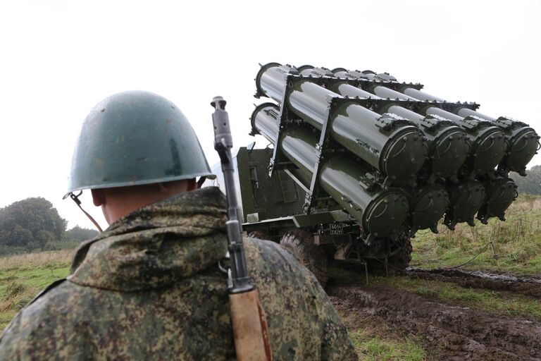 Военнослужащий у берегового ракетного комплекса Бал перед запуском противокарабельной крылатой ракеты в рамках учений Запад-2017 Военнослужащий у берегового ракетного комплекса Бал перед запуском противокарабельной крылатой ракеты в рамках учений Запад-2017