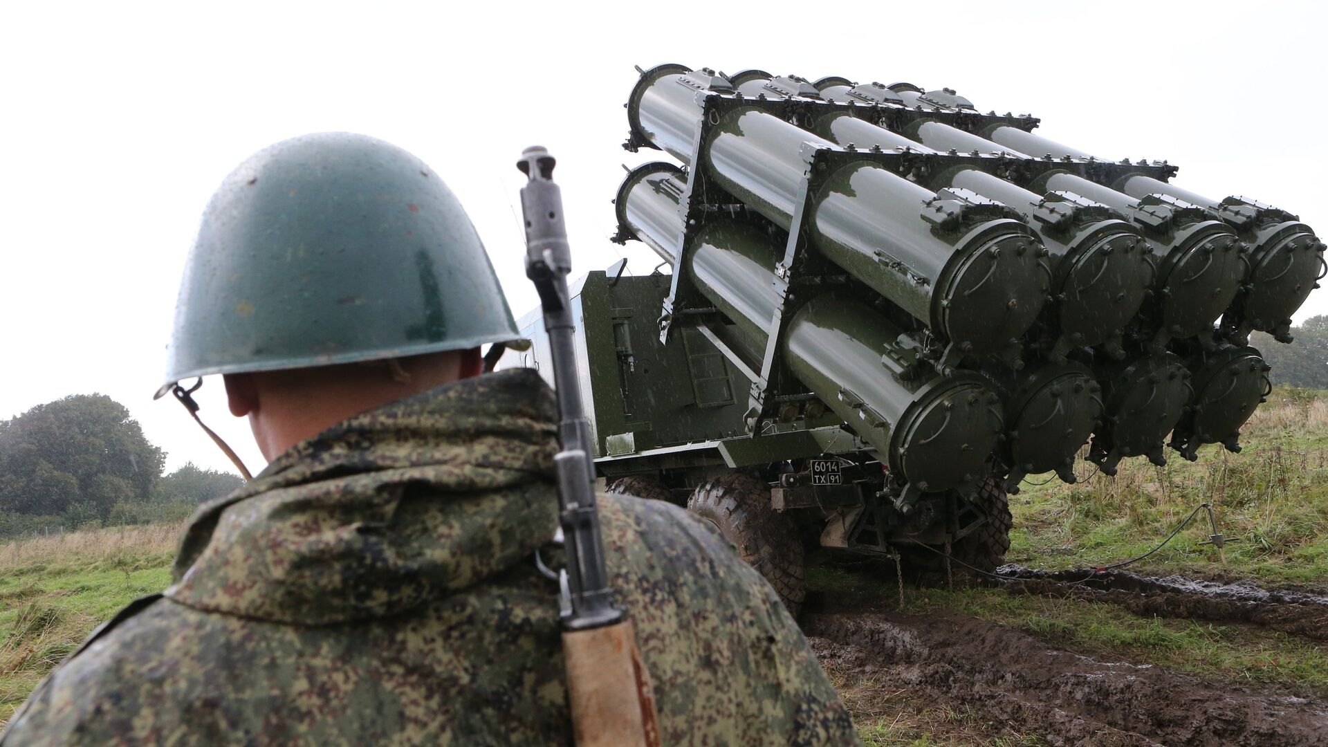 Военнослужащий у берегового ракетного комплекса Бал - РИА Новости, 1920, 01.01.2022