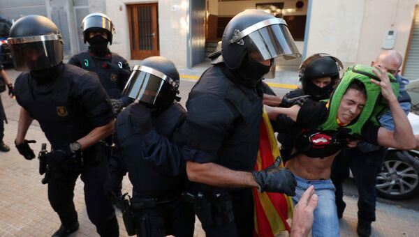 Сотрудники правоохранительных органов Испании проводят задержание в связи с подготовкой в Каталонии референдума о независимости. 19 сентября 2017