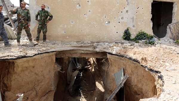 Сирийские правительственные войска рядом с разрушенным подземным туннелем в пригороде Дамаска. 14 мая 2017
