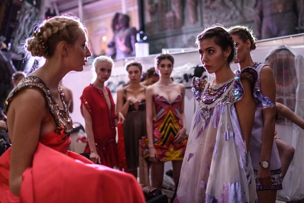Модели перед началом показа одежды в рамках международного этнокультурного фестиваля Этно Арт Фест 2017 в Москве