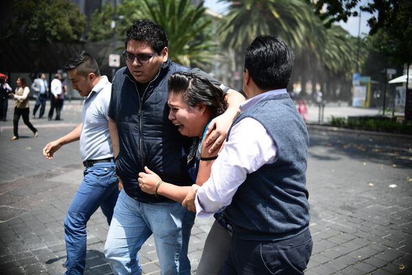 Люди во время землетрясения в Мехико