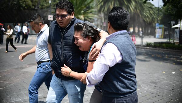 Люди во время землетрясения в Мехико