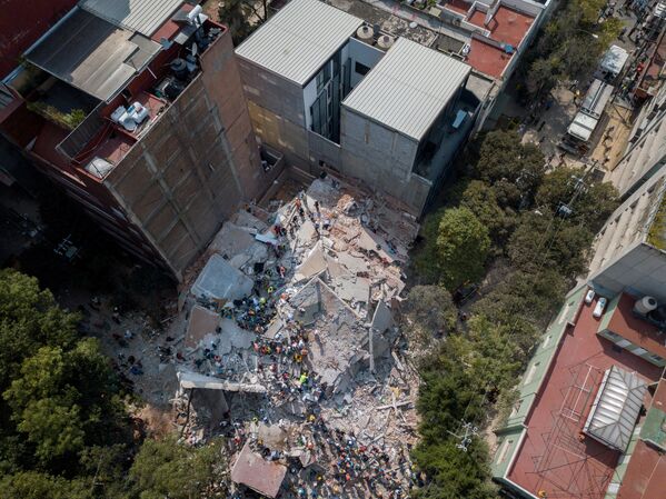 Поисково-спасательная операция на месте разрушенного в результате землетрясения здания в Мехико. 19 сентября 2017