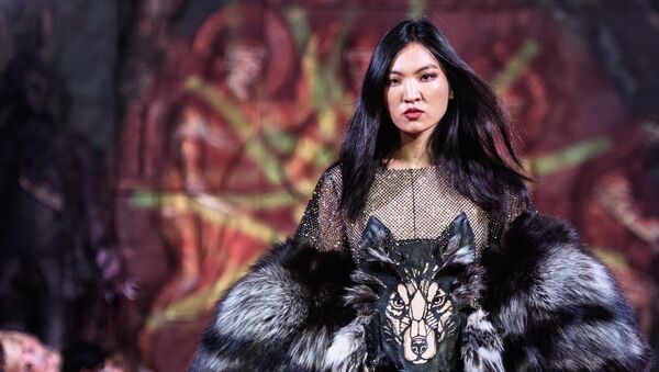 Модель демонстрирует одежду из коллекции Степной волк дизайнера Елены Скакун в рамках международного этнокультурного фестиваля Этно Арт Фест 2017 в Москве.