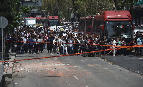 Люди остаются на улицах после землетрясения в Мехико. 19 сентября 2017