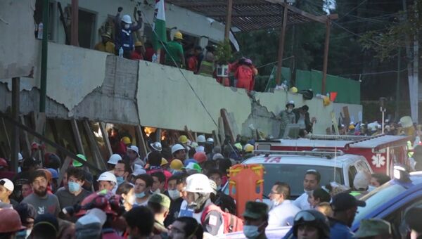 Первые моменты землетрясения в Мексике и спасательная операция на руинах
