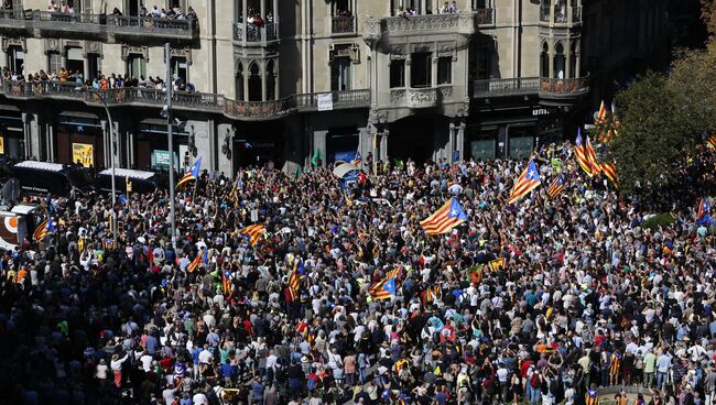 Многотысячный митинг перед зданием департамента экономики Каталонии в Барселоне. 20 сентября 2017