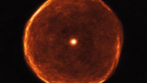 Звезда U в созвездии Насоса, превратившаяся в космический глаз на последних этапах жизни