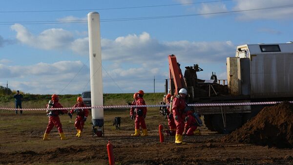 Сотрудники ГУ МЧС России по Оренбургской области ликвидируют разлив нефти во время учений. Архивное фото