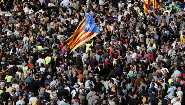 Участники акции протеста перед зданием департамента экономики Каталонии в Барселоне. Архивное фото