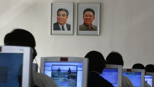 Студенты в компьютерном классе в Технологическом университете Ким Чака в Пхеньяне