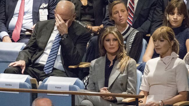 Глава аппарата Белого дома Джон Келли и Меления Трамп среди слушающих речь Дональда Трампа на  72 заседании Генеральной Ассамблеи ООН в Нью-Йорке. 19 сентября 2017