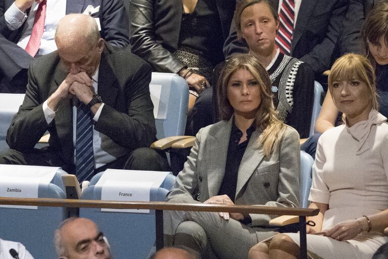Глава аппарата Белого дома Джон Келли и Меления Трамп среди слушающих речь Дональда Трампа на 72 заседании Генеральной Ассамблеи ООН в Нью-Йорке. 19 сентября 2017 Глава аппарата Белого дома Джон Келли и Меления Трамп среди слушающих речь Дональда Трампа на 72 заседании Генеральной Ассамблеи ООН в Нью-Йорке. 19 сентября 2017