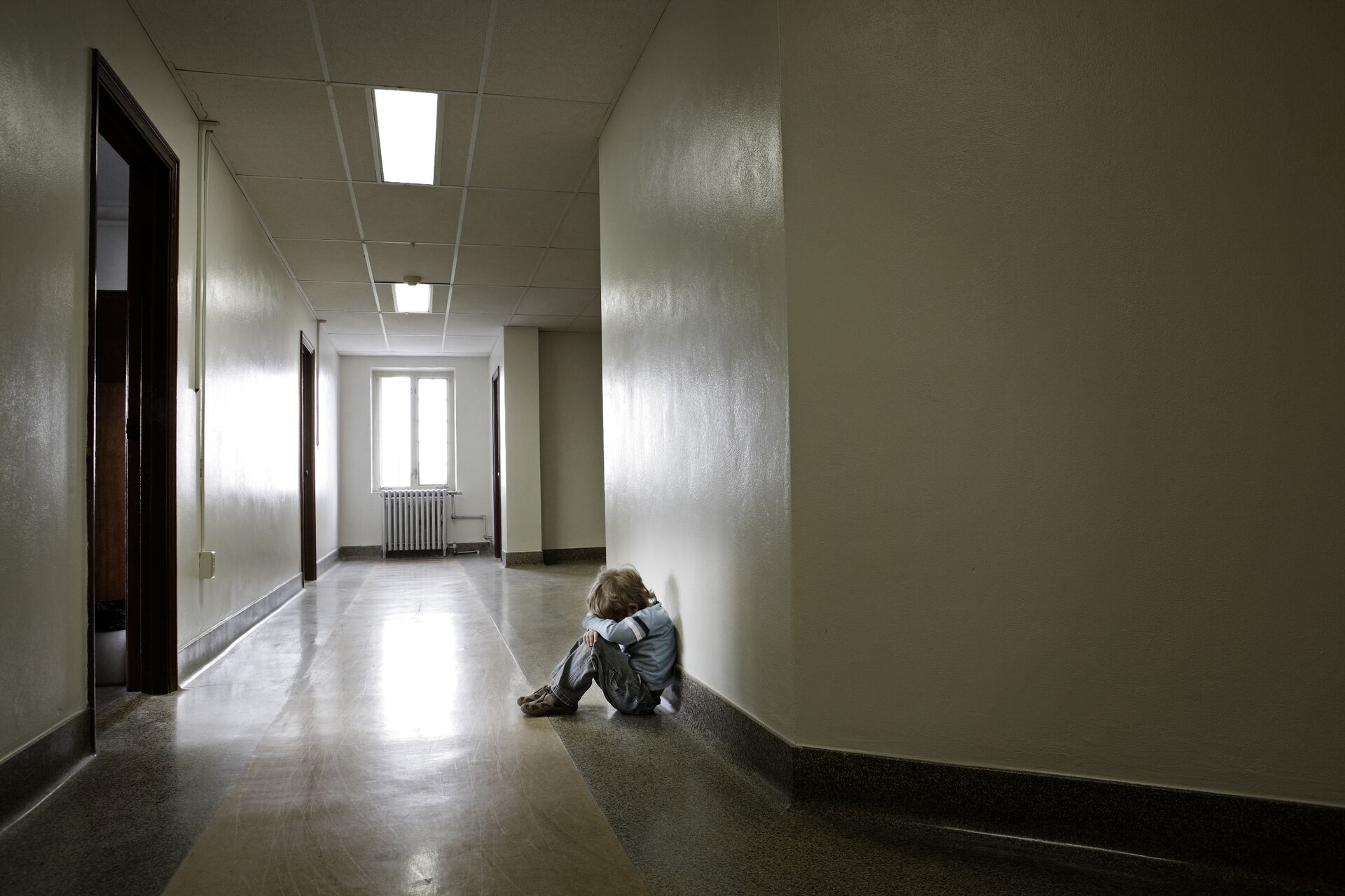 Расстроенный ребенок в пустом школьном коридоре  - РИА Новости, 1920, 17.09.2021