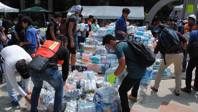 Пункт сбора помощи пострадавшим от землетрясения в Мехико. 20 сентября 2017 года