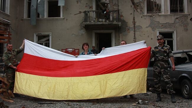 Сотрудники цхинвальского ГУВД отыскали флаг страны в разрушенном здании милиции