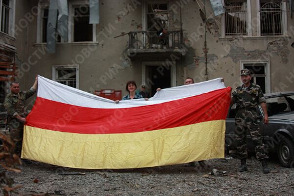 Сотрудники цхинвальского ГУВД отыскали флаг страны в разрушенном здании милиции