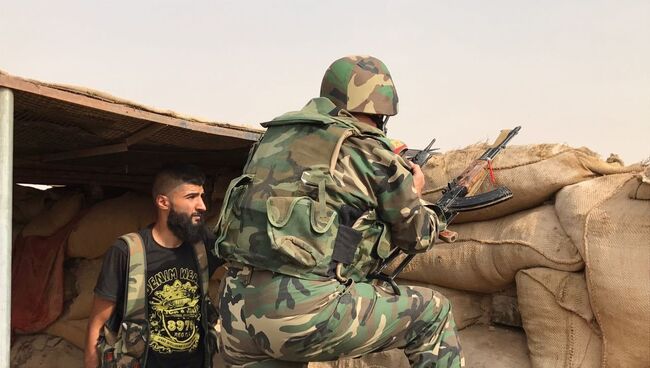 Сирийская армия и бойцы народного ополчения во время наступления в районе Джафра в Дейр-эз-Зоре, 20 сентября