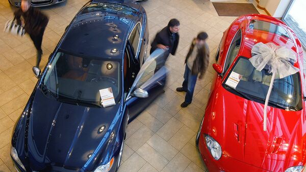 Покупатели в выставочном зале автомобильного салона. Архивное фото
