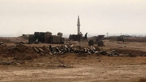 Сирийская армия и бойцы народного ополчения во время наступления в районе Джафра в Дейр-эз-Зоре. Архивное фото