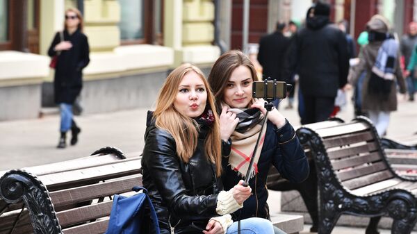 Девушки на Никольской улице в Москве. Архивное фото