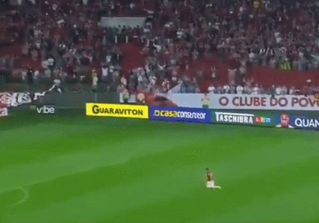 Бразильский футболист прошел все поле на коленях «в благодарность Богу»