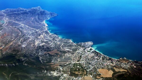 Вид на город Судак в Крыму из самолёта