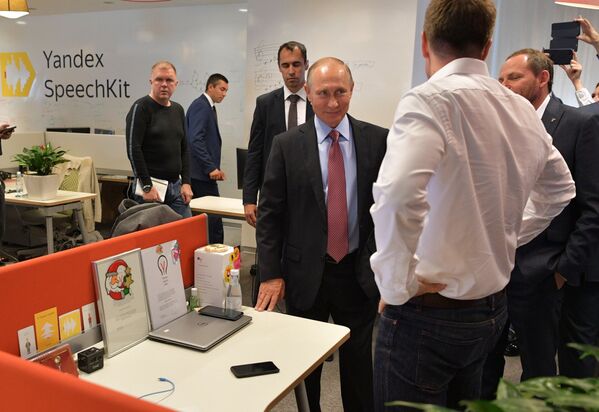 Президент РФ Владимир Путин во время посещения московского офиса отечественной ИТ-компании Яндекс. 21 сентября 2017