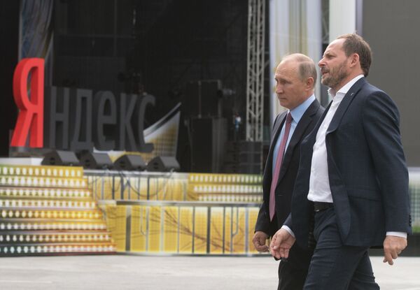 генеральный директор компании Яндекс Аркадий Волож и Владимир Путин во время посещения московского офиса отечественной ИТ-компании Яндекс. 21 сентября 2017
