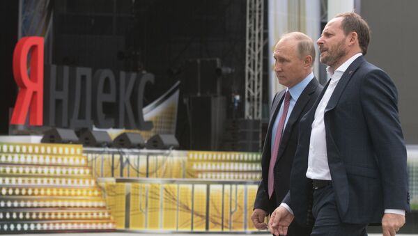генеральный директор компании Яндекс Аркадий Волож и Владимир Путин во время посещения московского офиса отечественной ИТ-компании Яндекс. 21 сентября 2017