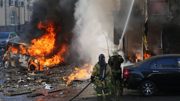 Пожарные тушат горящее здание в центре Ростова-на-Дону